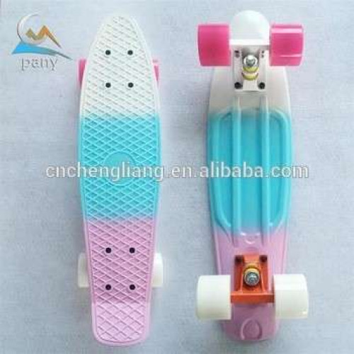 Açık hava sporları için fabrika fiyat karışımı renkleri plastik pp balık paten tahtası